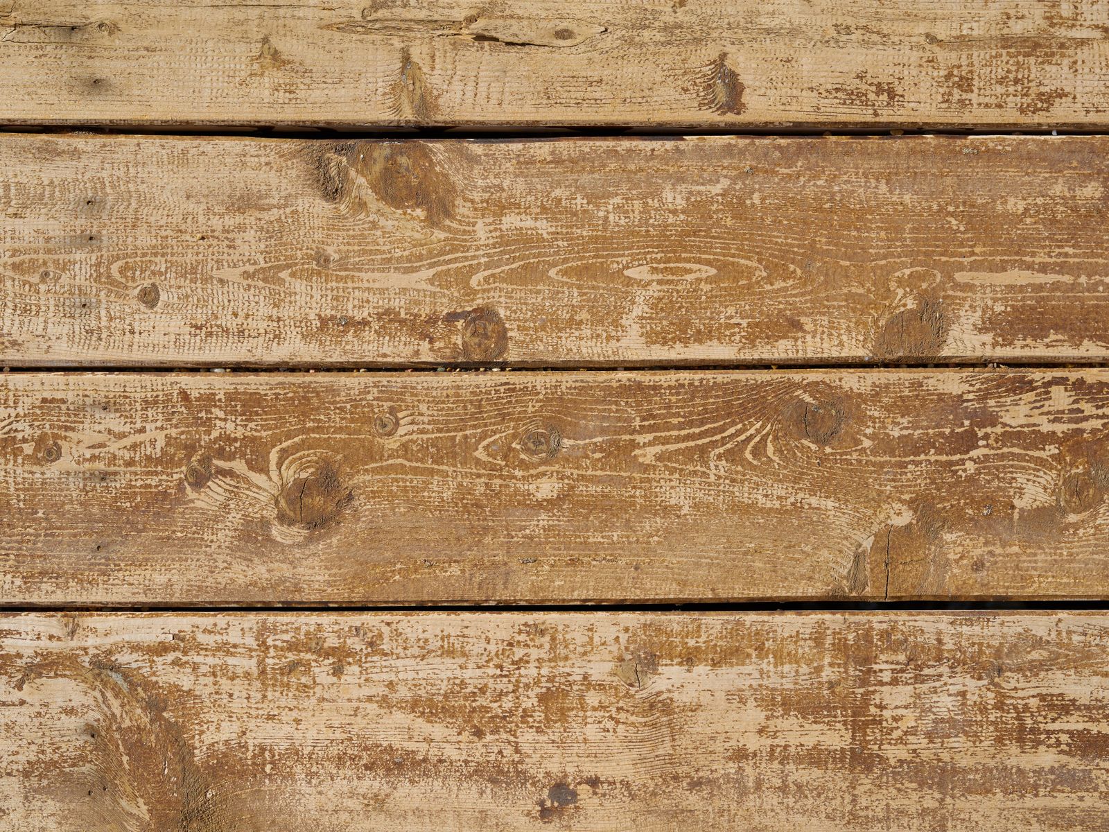Planches de bois massif empilées, grain et teintes naturelles