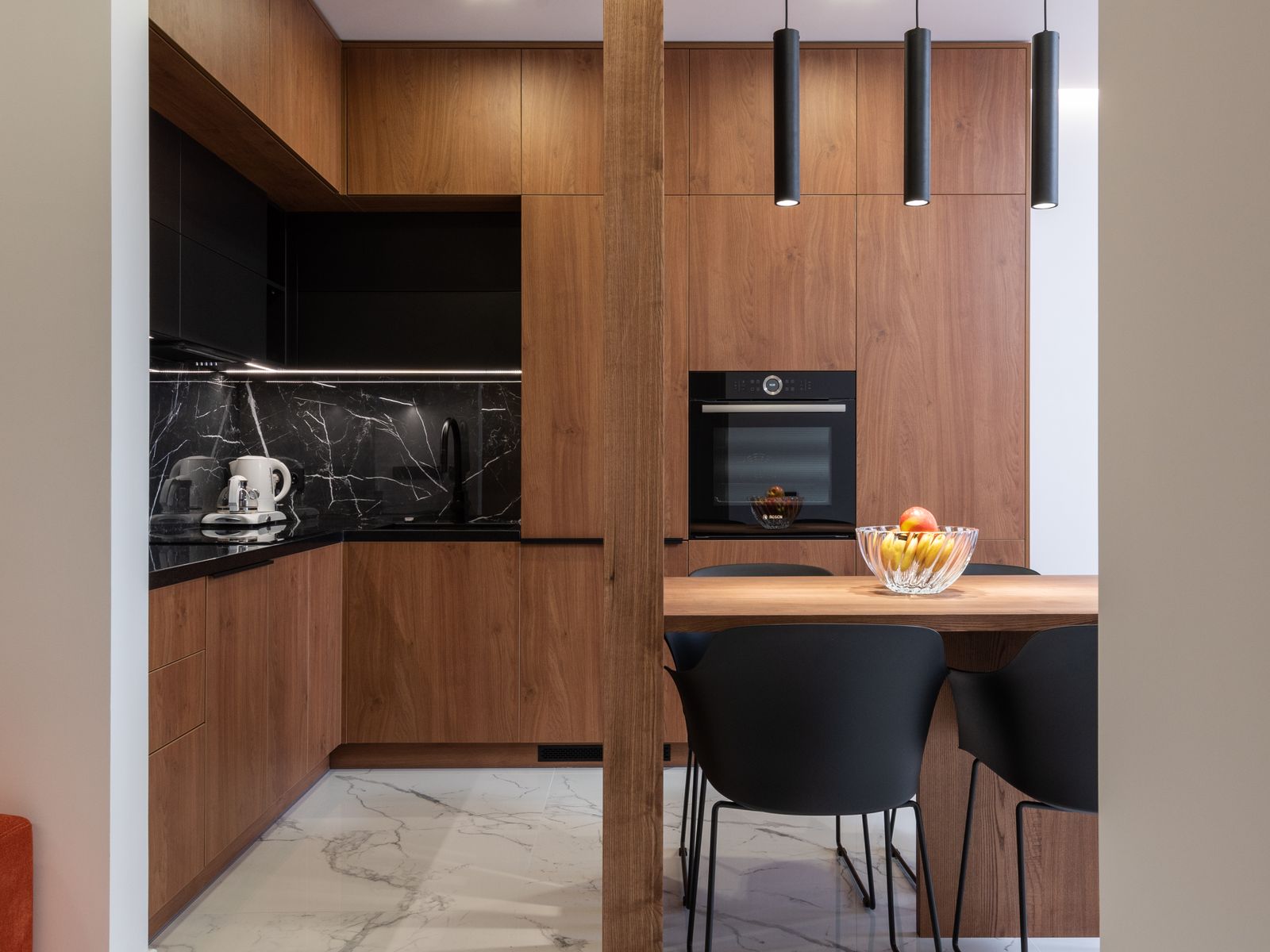 Cuisine sur mesure en bois avec plan de travail massif