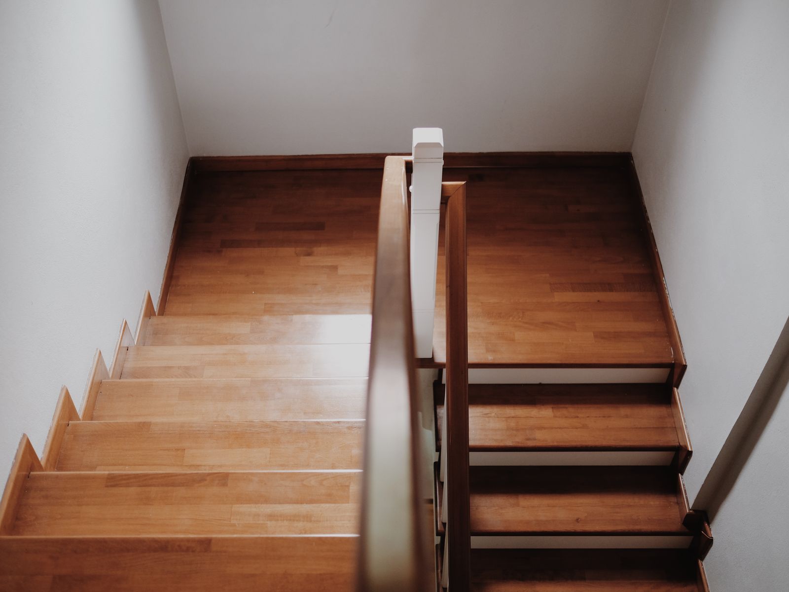 Escalier en bois massif posé dans une maison rénovée