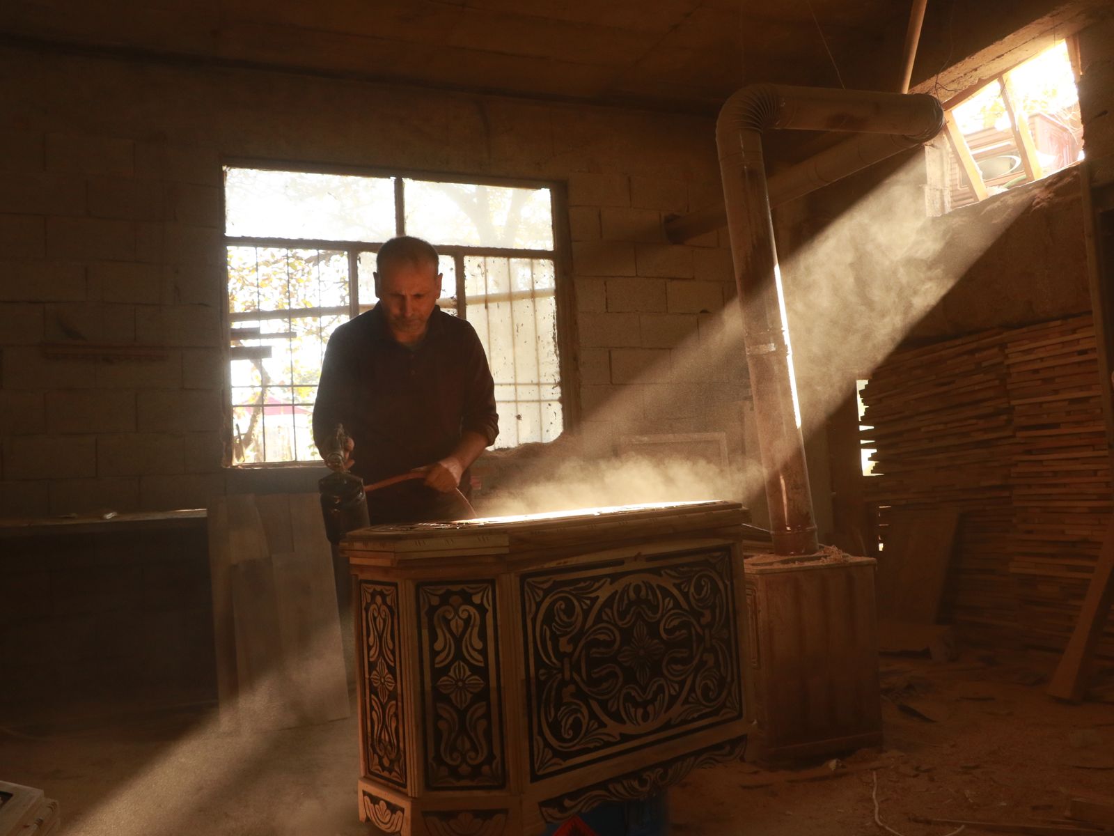 L'atelier Favre & Fils au petit matin, un rai de lumière sur l'établi