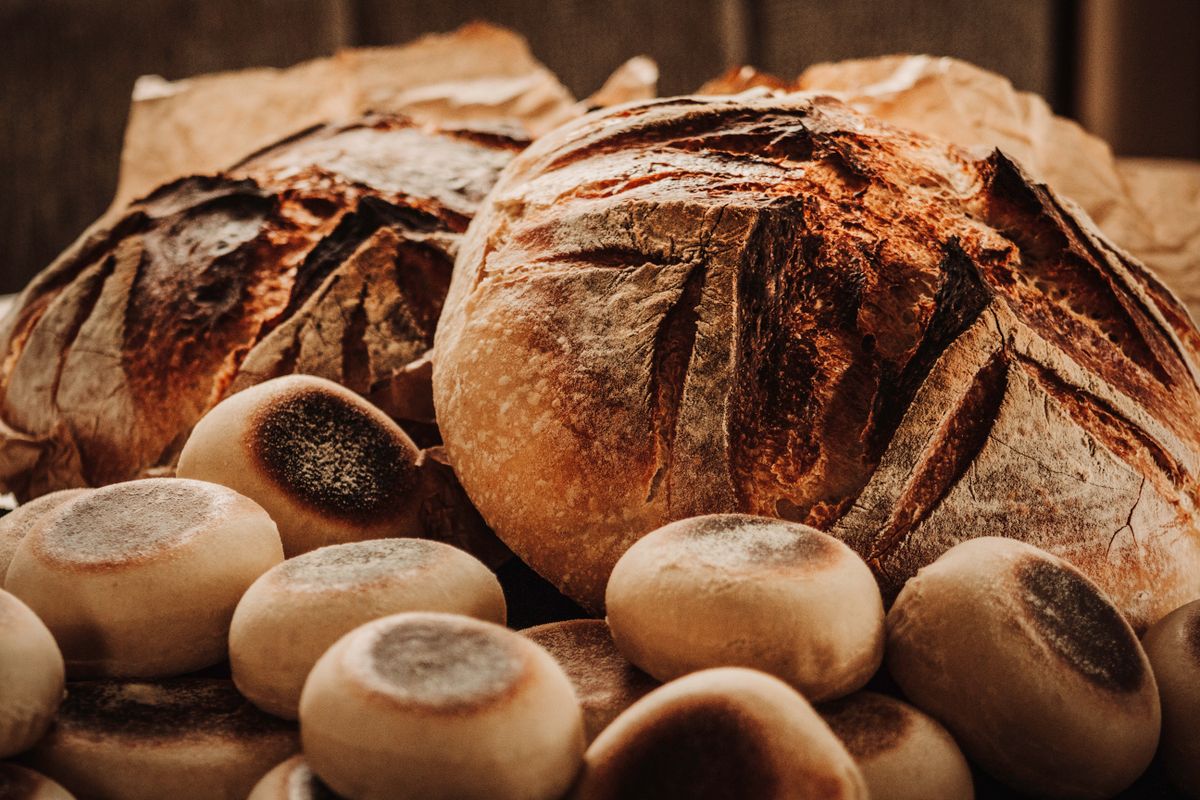 Deux miches de pain au levain à la croûte grignée et dorée