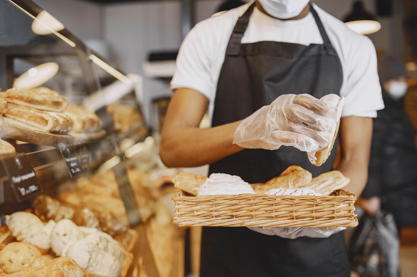 Le comptoir de la boulangerie et son panier de pains frais