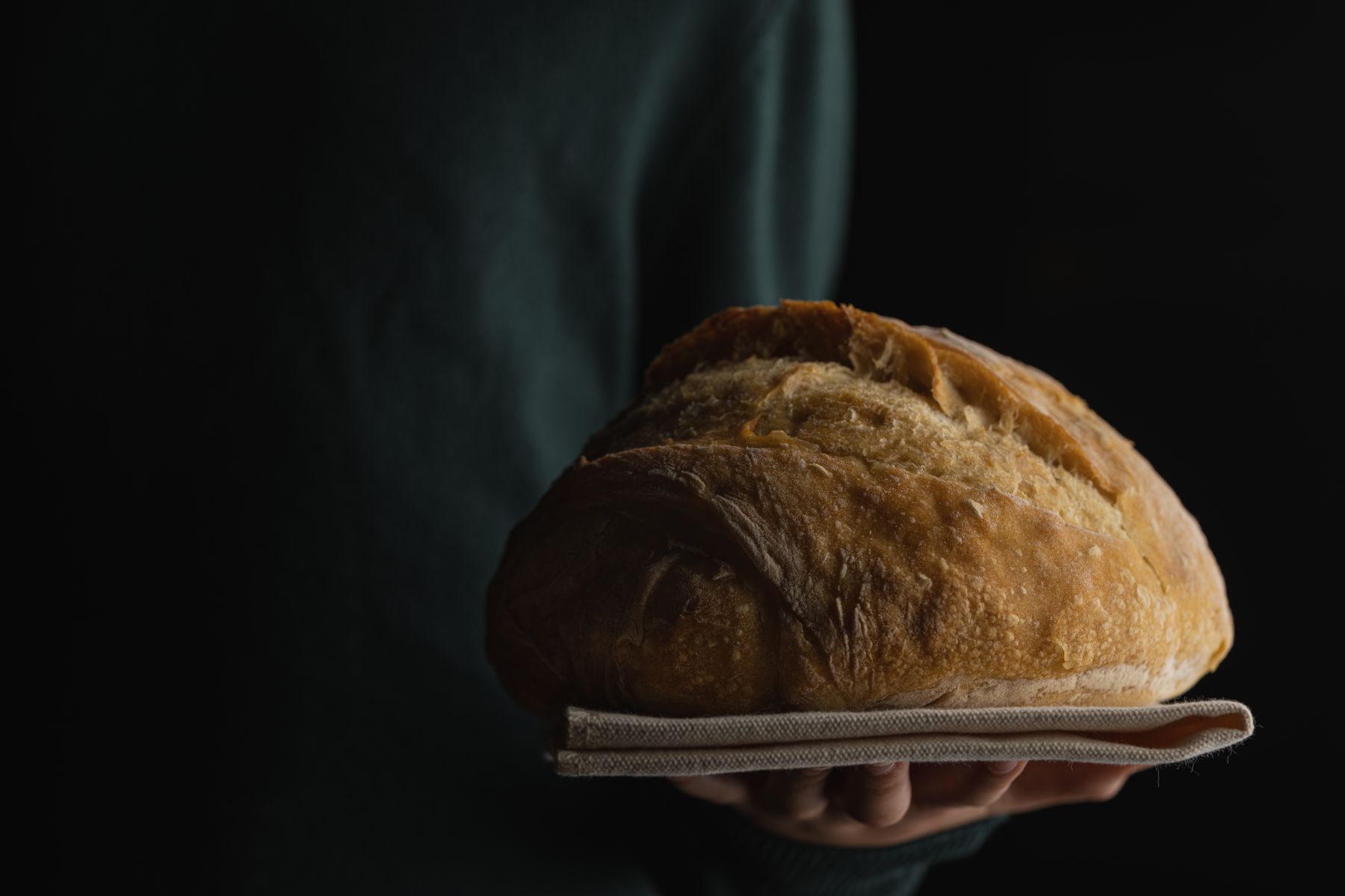 Une miche de pain au levain à la croûte dorée, sortie du four