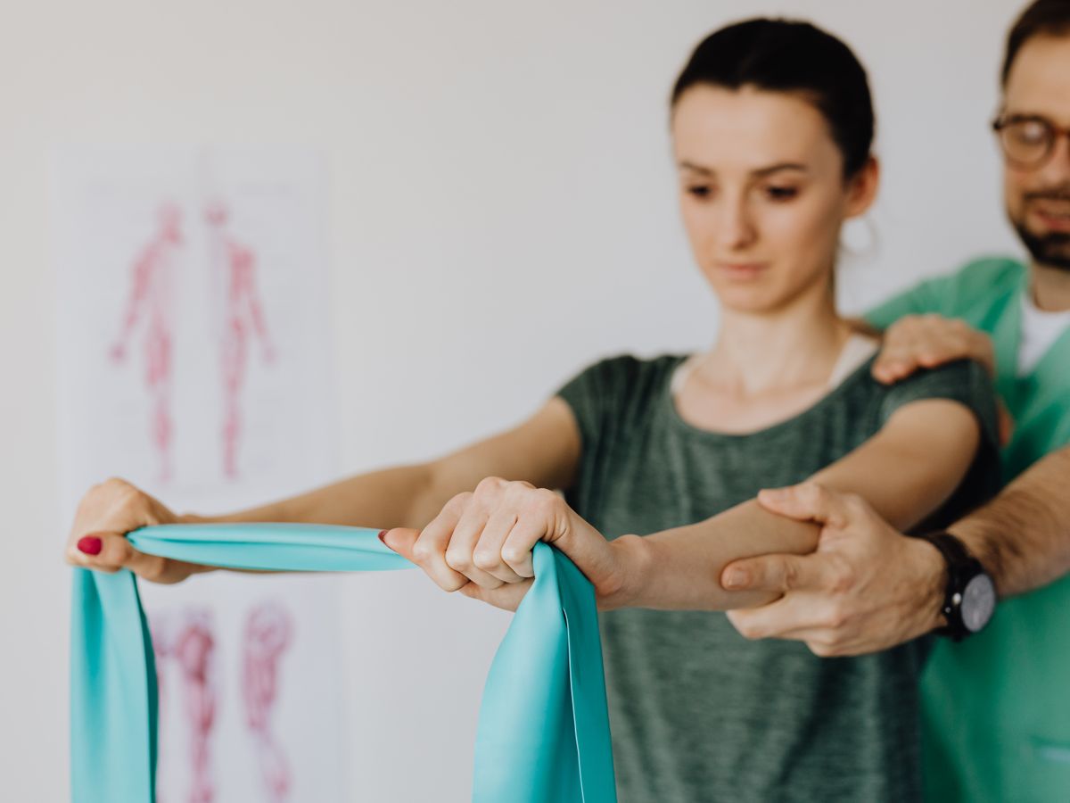 Séance de thérapie manuelle sur l'épaule d'un patient