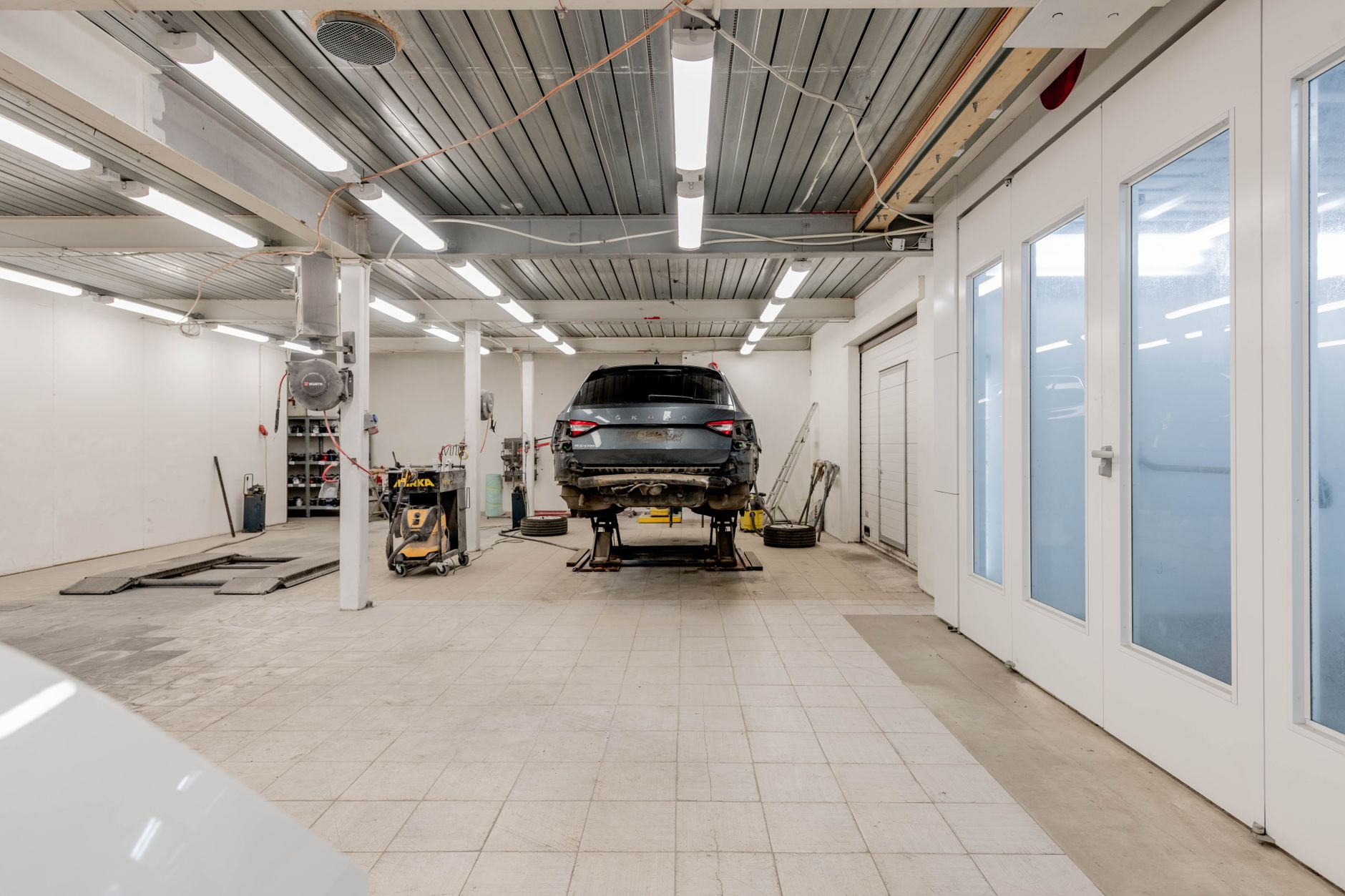 L'atelier du Garage du Salève, une voiture sur pont élévateur