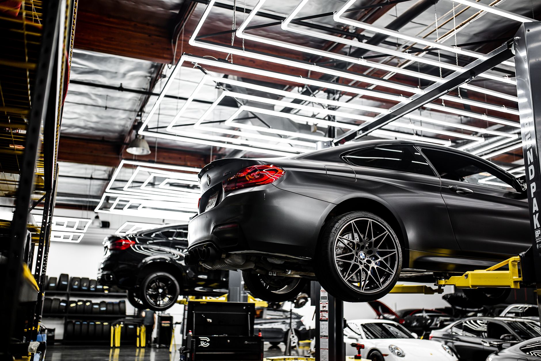 L'atelier du Garage du Salève, plusieurs véhicules en cours d'entretien