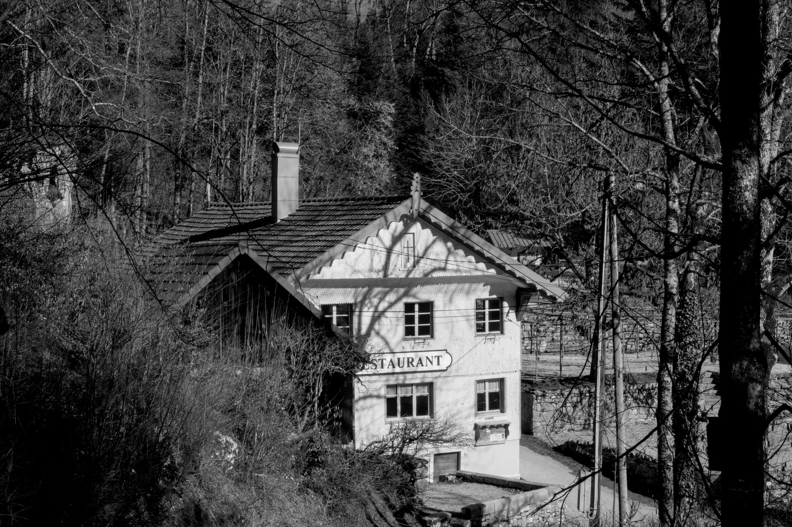 Der Landgasthof Linde am Abend, warm erleuchtet im Dorfkern