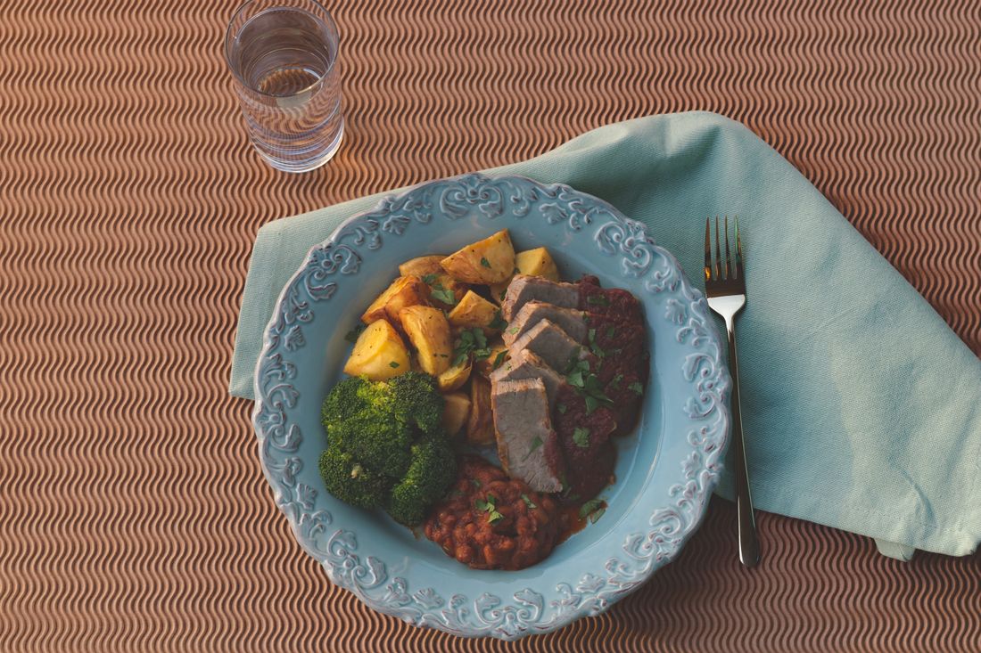 Lindenbraten, in Dunkelbier geschmort, mit Knödeln und Rotkraut