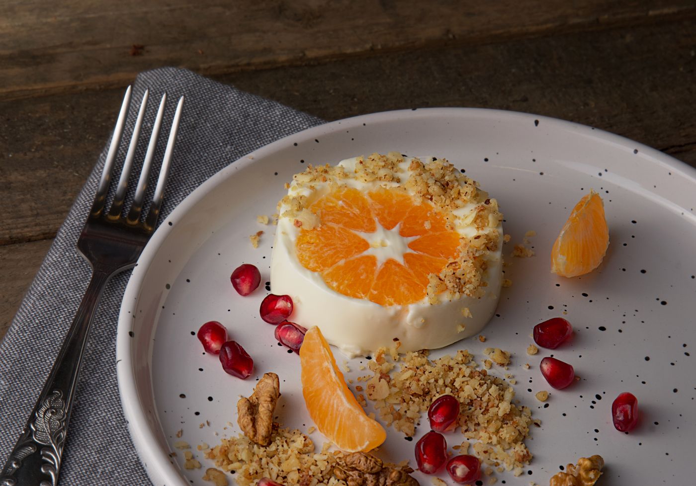Panna cotta au miel, agrumes et éclats de noix