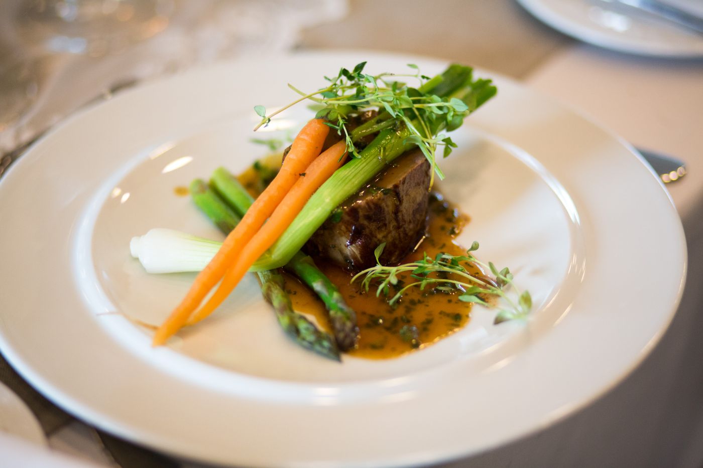 Filet de bœuf de Simmental, légumes primeurs et jus court