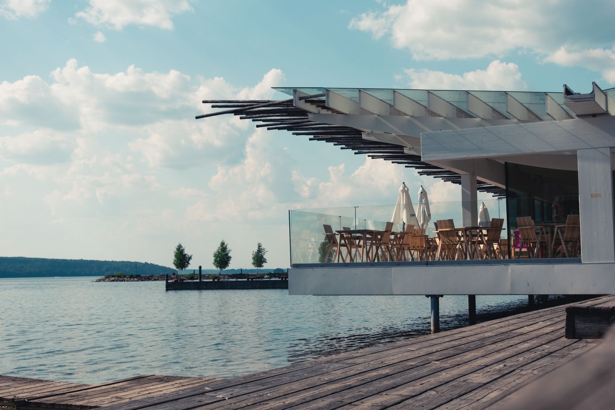 La terrasse de la Maison du Rivage, avancée sur l'eau