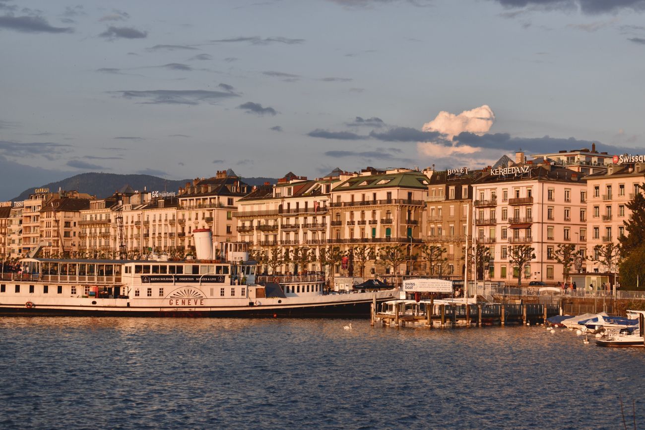 Le front de lac genevois au petit matin, quais et bateau de la Rade