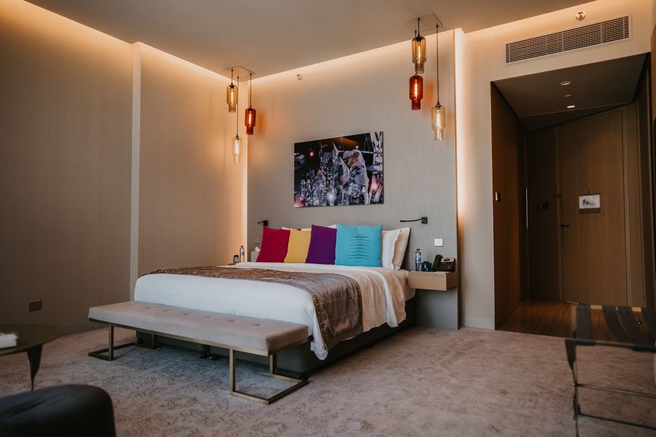 Une chambre de l'Hôtel Bellerive à la lumière chaude du soir