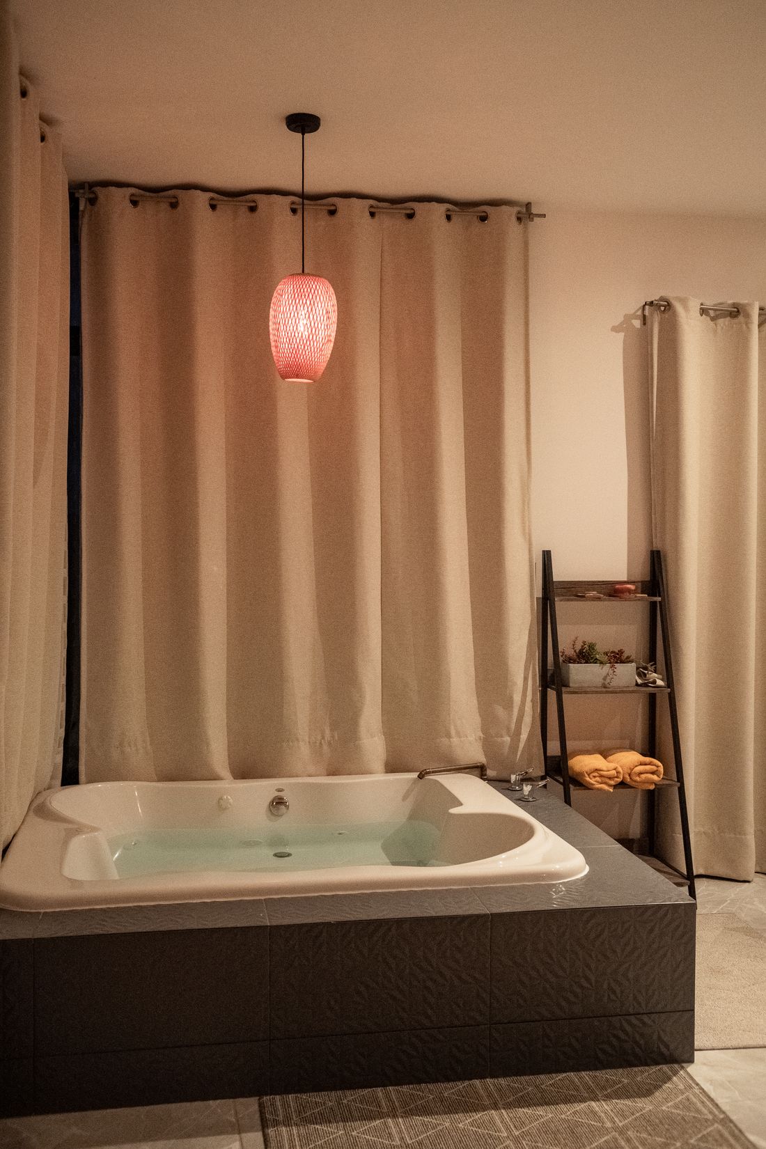 Suite Phare, baignoire de laiton face au couchant