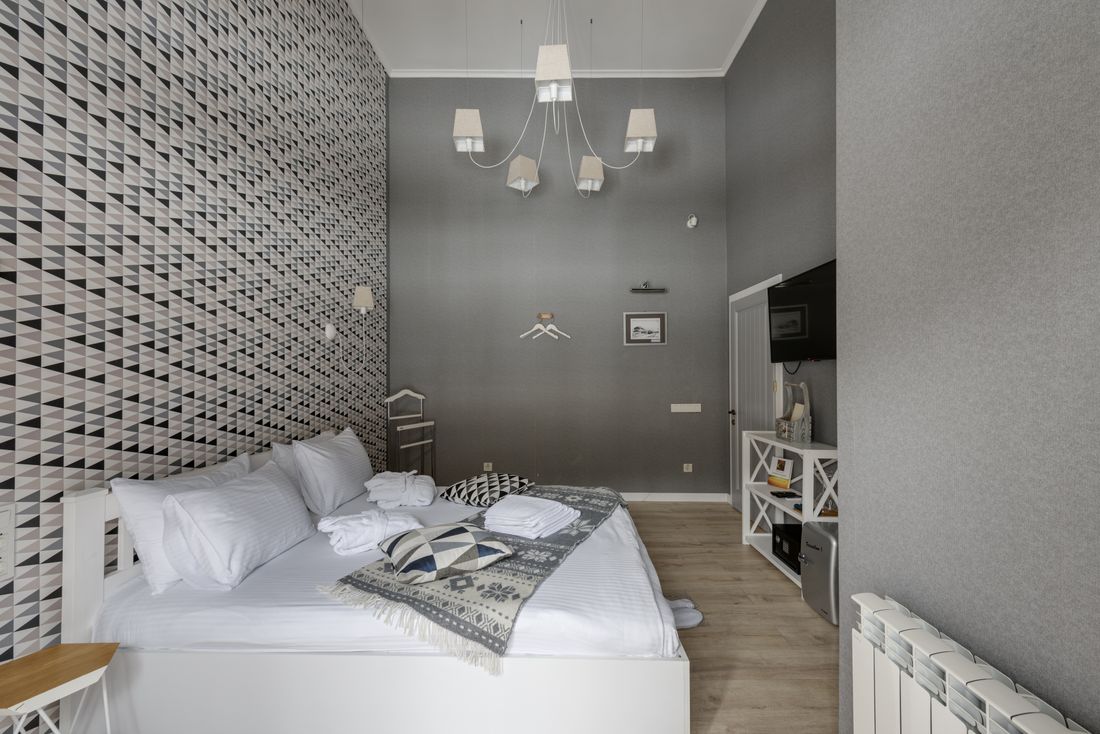 Chambre Rive, lit haut et fenêtre d'angle sur le ponton