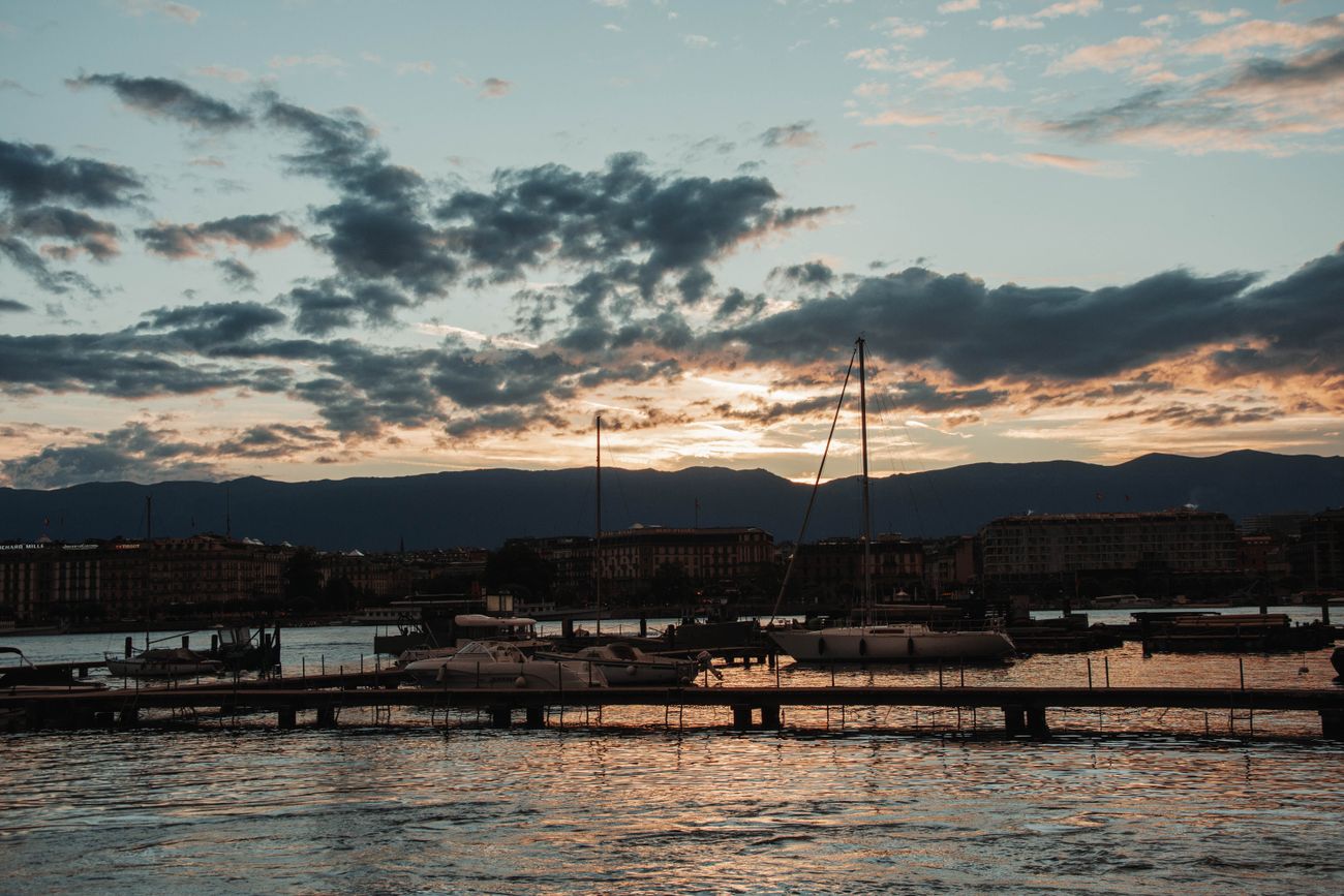 La terrasse et le ponton privé de l'hôtel au crépuscule
