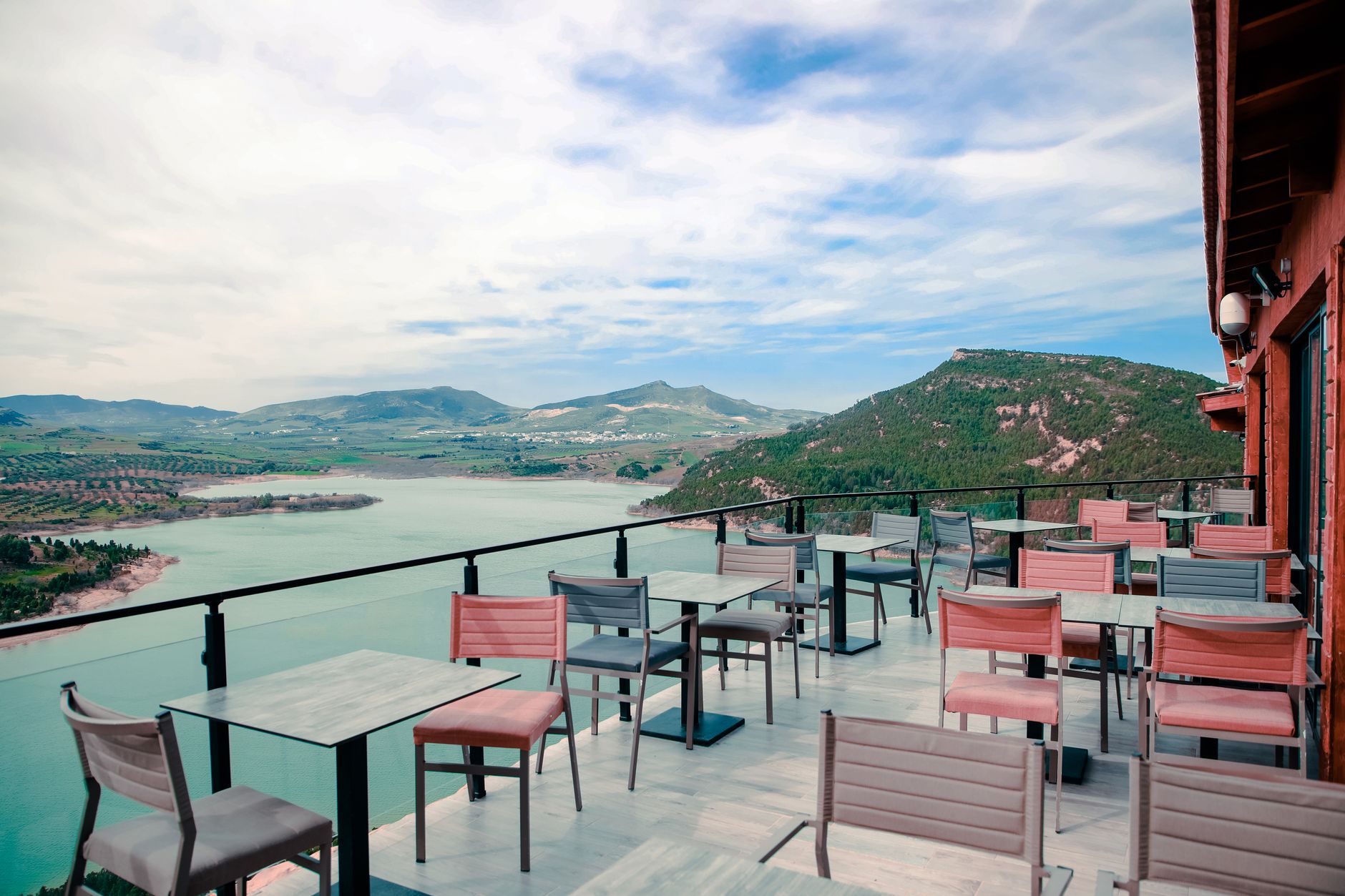 La terrasse de l'Auberge au bord du Léman, tables dressées face au lac à la lumière du soir
