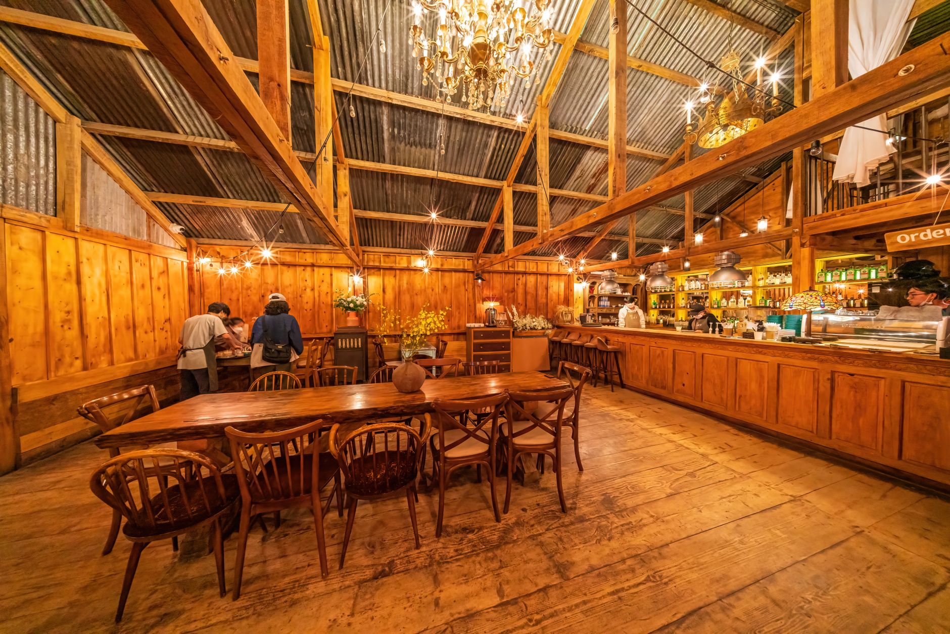 La salle voûtée de l'Auberge, boiseries chaudes et lumière tamisée