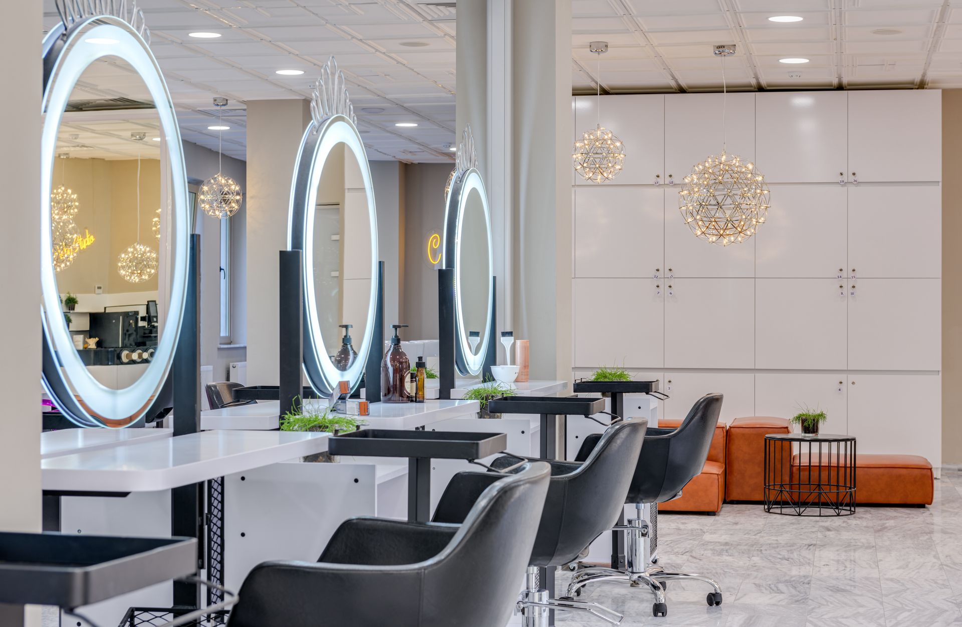 La salle du Studio Lumen, fauteuils clairs et miroirs baignés de lumière