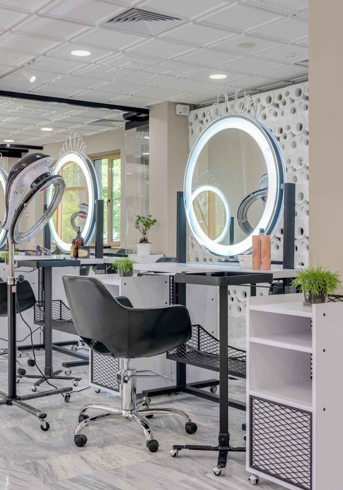 Coin coiffage du Studio Lumen, miroir cerclé de lumière et matières douces