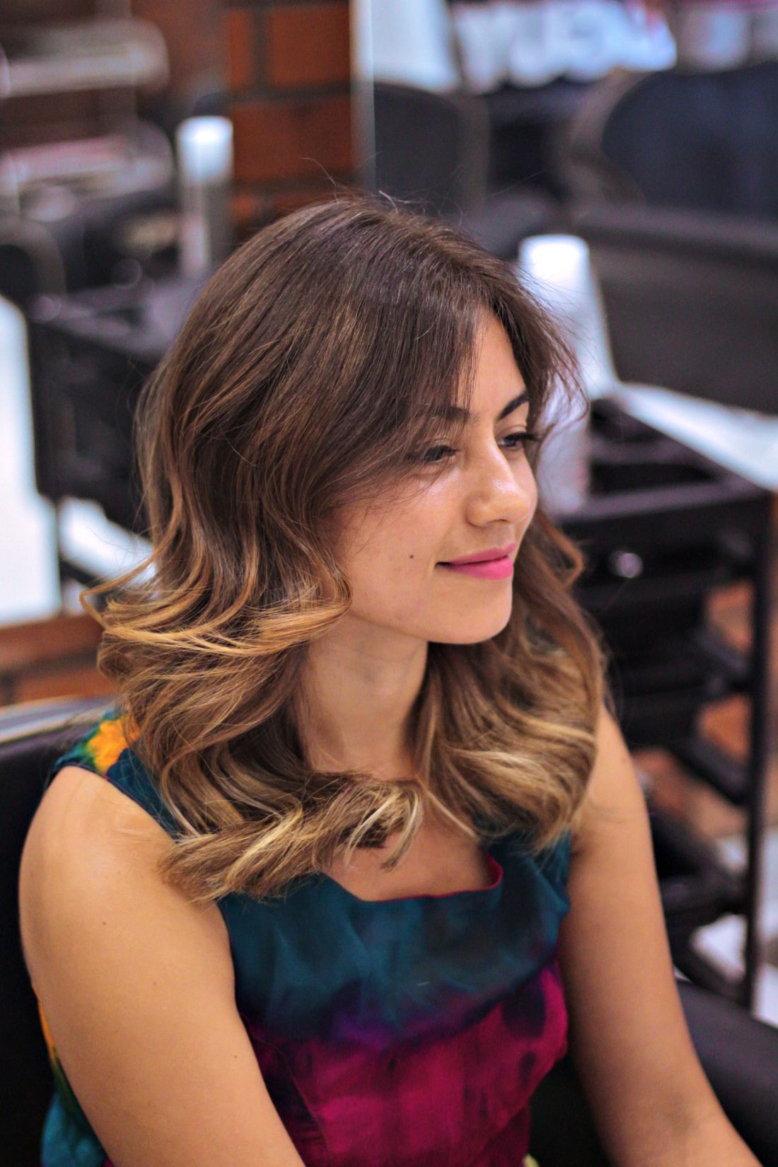 Cliente aux cheveux bouclés ombré après passage au Studio Lumen