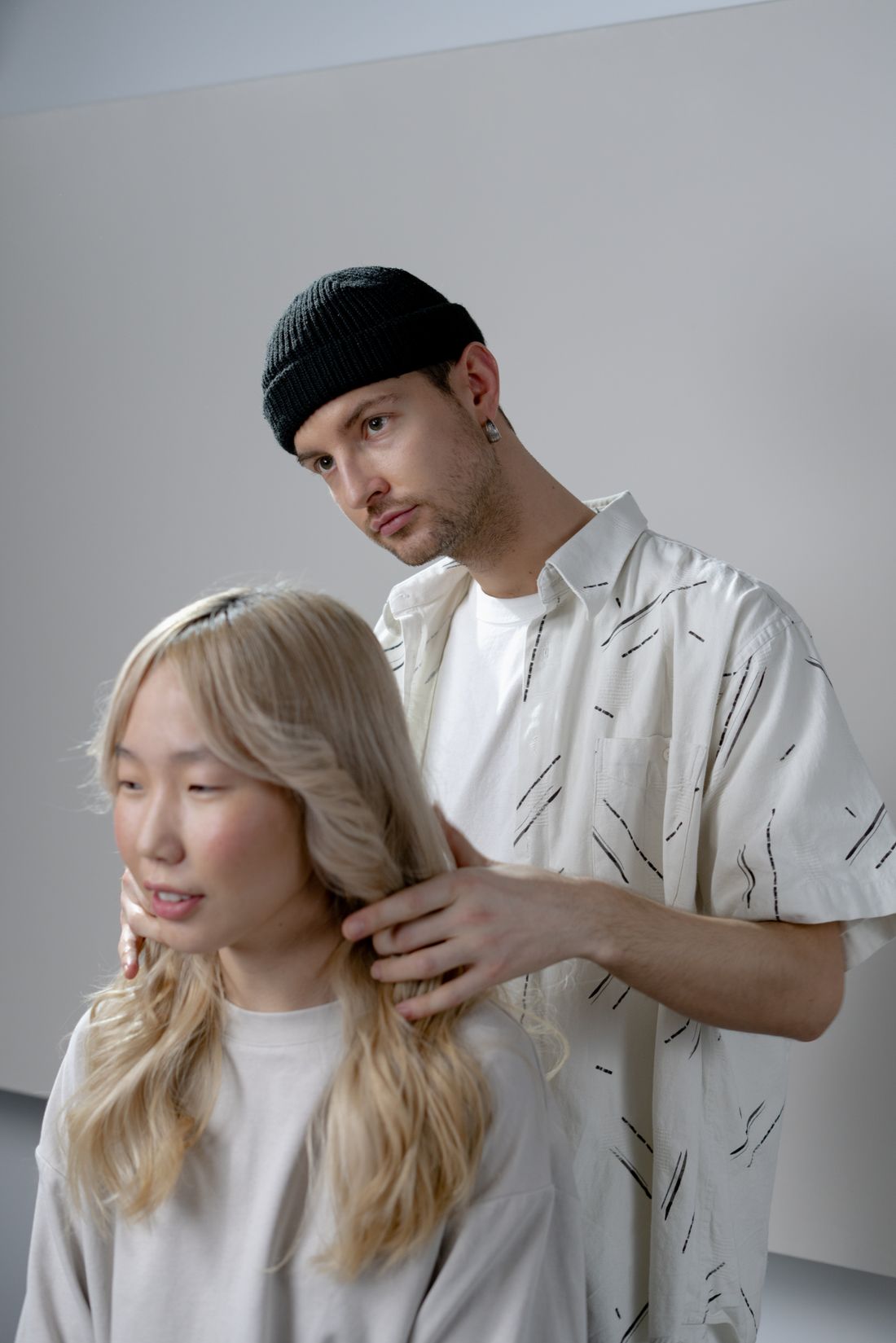 Une styliste travaille la coiffure d'une cliente au Studio Lumen